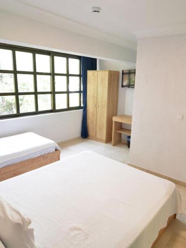 Ados Hotel