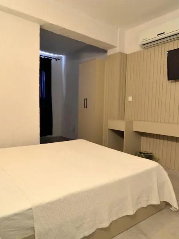 Ados Hotel