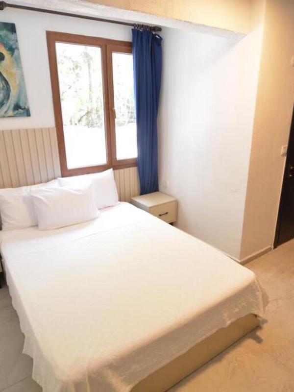 Ados Hotel