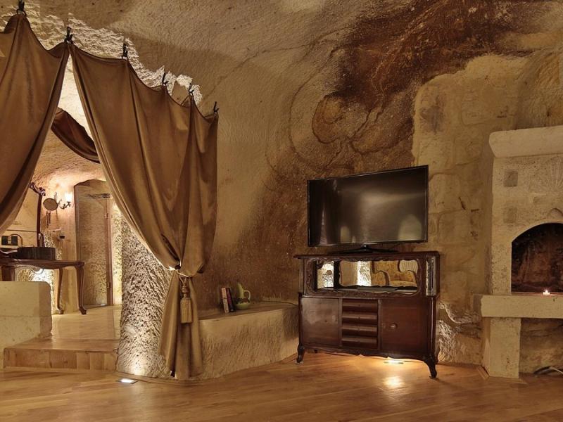 Golden Cave Suites