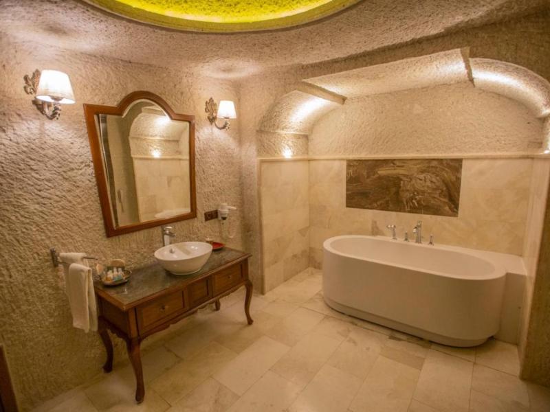 Artemis Cave Suites