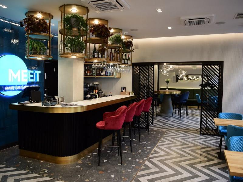 IZZZI у Гостиного Двора