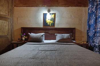 Jerveni Cave Hotel