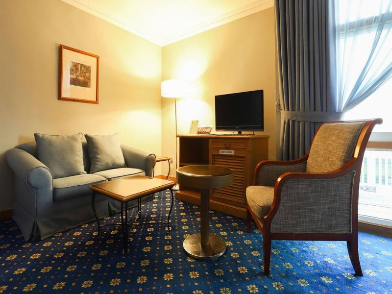 OYO 328 City Plaza Hotel