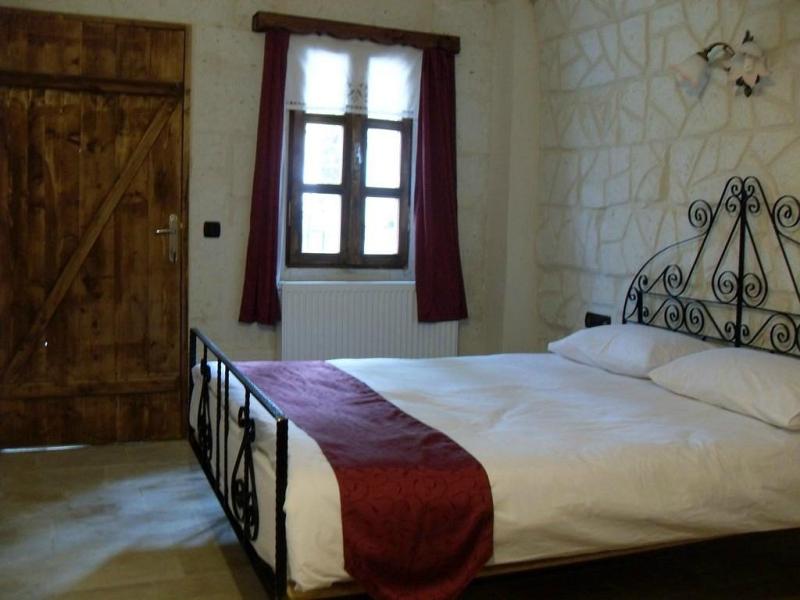 El Puente Cave Hotel