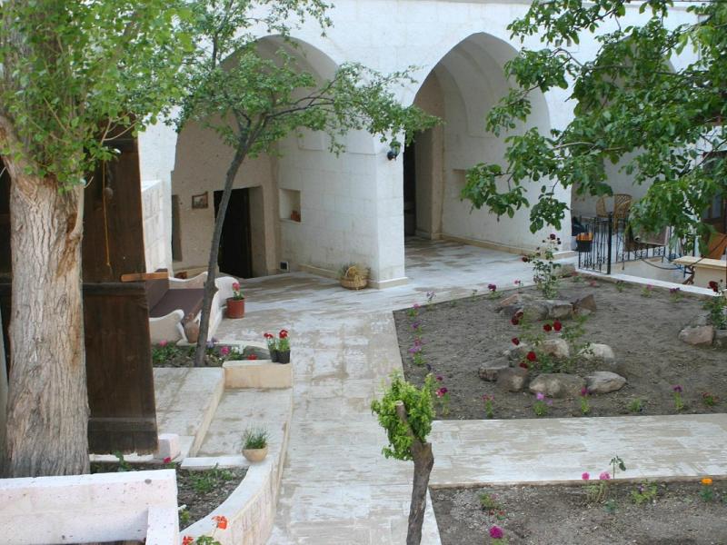 El Puente Cave Hotel