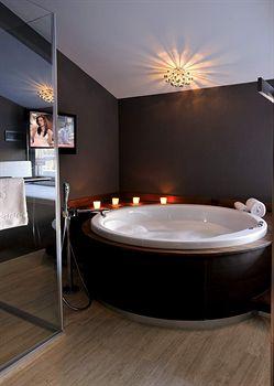 Vernazza Suites Hotel