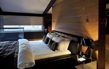 Vernazza Suites Hotel