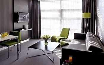 Vernazza Suites Hotel