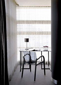 Vernazza Suites Hotel