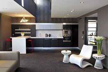 Vernazza Suites Hotel