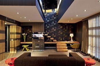 Vernazza Suites Hotel