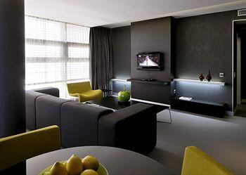 Vernazza Suites Hotel