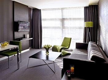 Vernazza Suites Hotel