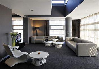 Vernazza Suites Hotel
