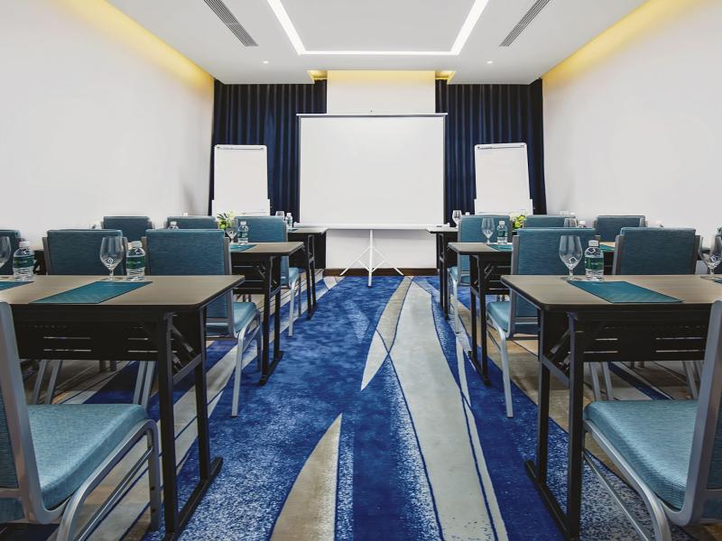 Maximilan Danang Beach Hotel