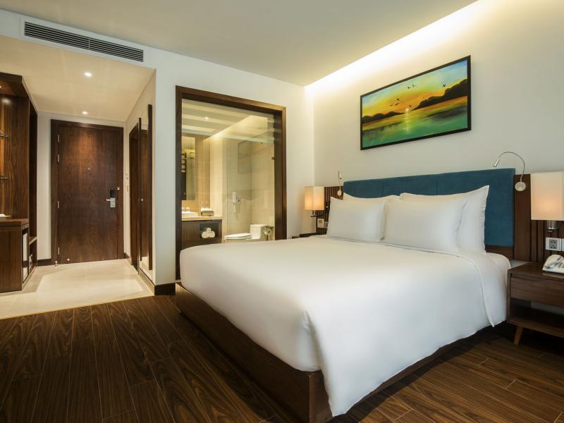 Maximilan Danang Beach Hotel