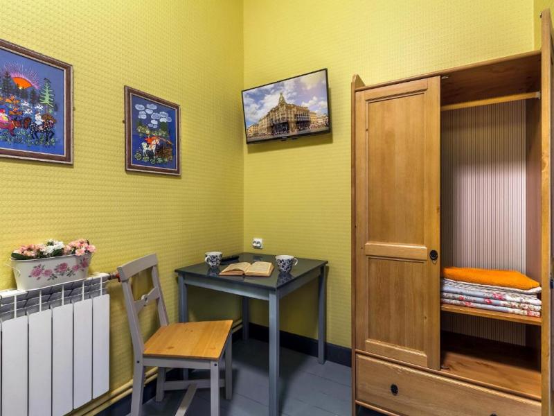 Друзья у Дома Книги