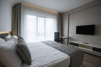Elm Suite Hotel