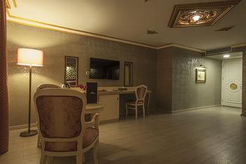 Empire Suite Hotel