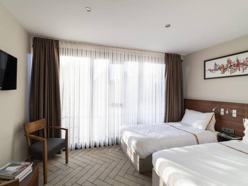 Upsuites Hotel