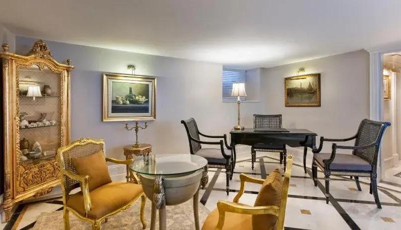 1890 Suites Hotel