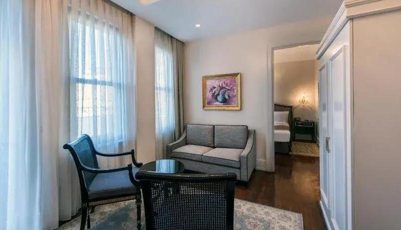1890 Suites Hotel