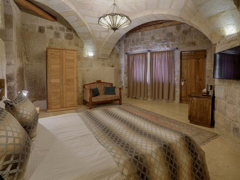 Hera Cave Suites
