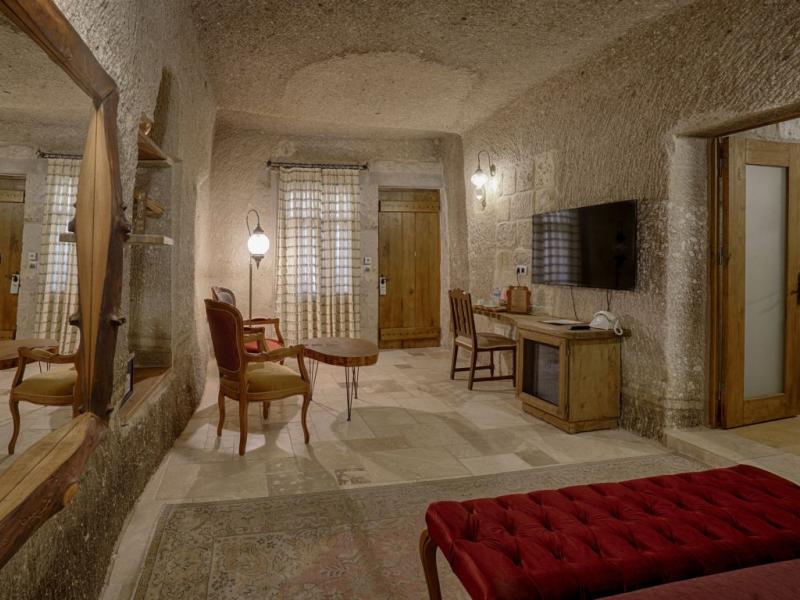 Hera Cave Suites