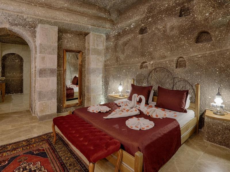 Hera Cave Suites