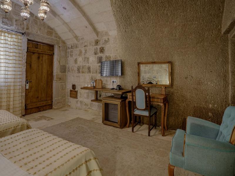 Hera Cave Suites