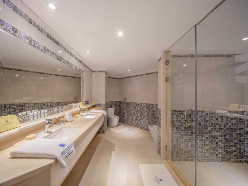 The Grand Palace Hotel