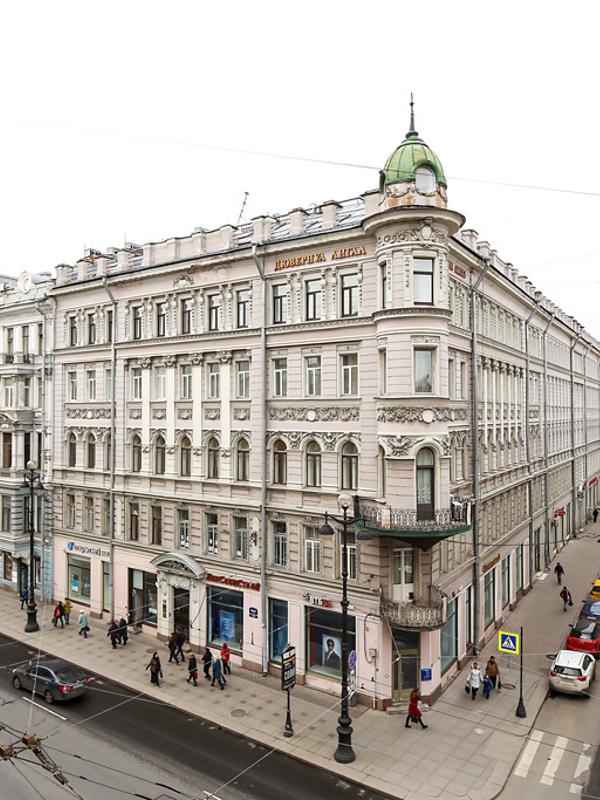 Демократ на Невском 107 Б