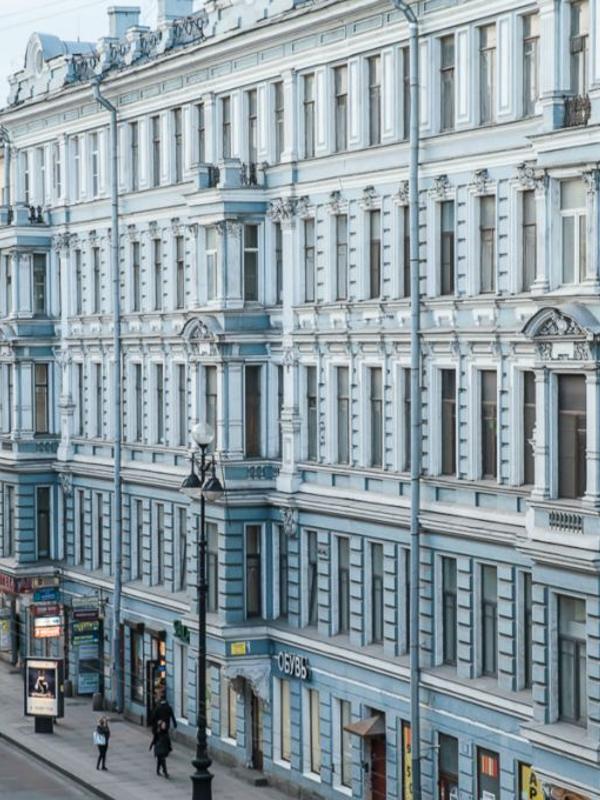 Демократ на Невском 107 Б