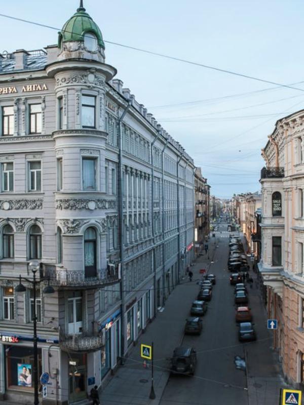 Демократ на Невском 107 Б