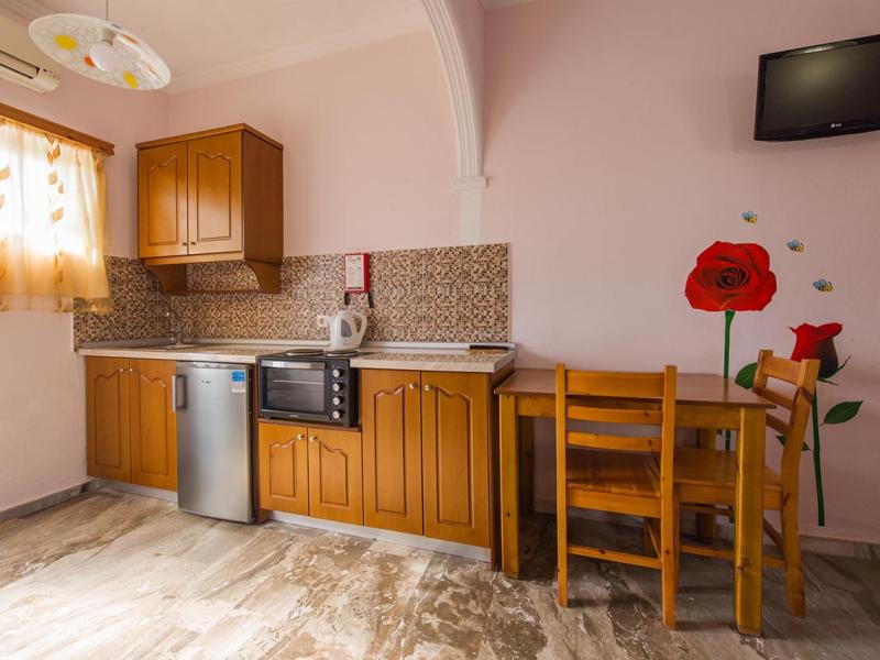 Makis Studios & Apartments