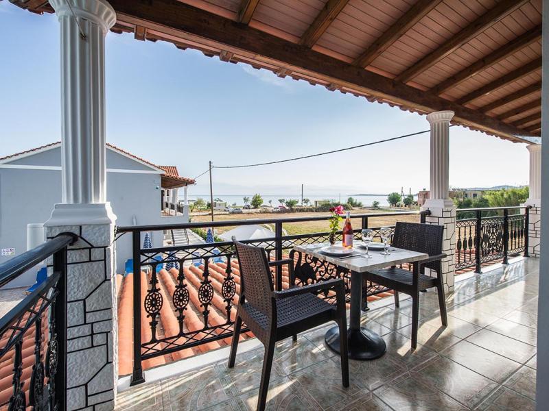 Makis Studios & Apartments