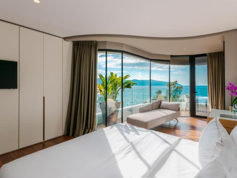 Yacht Hotel
