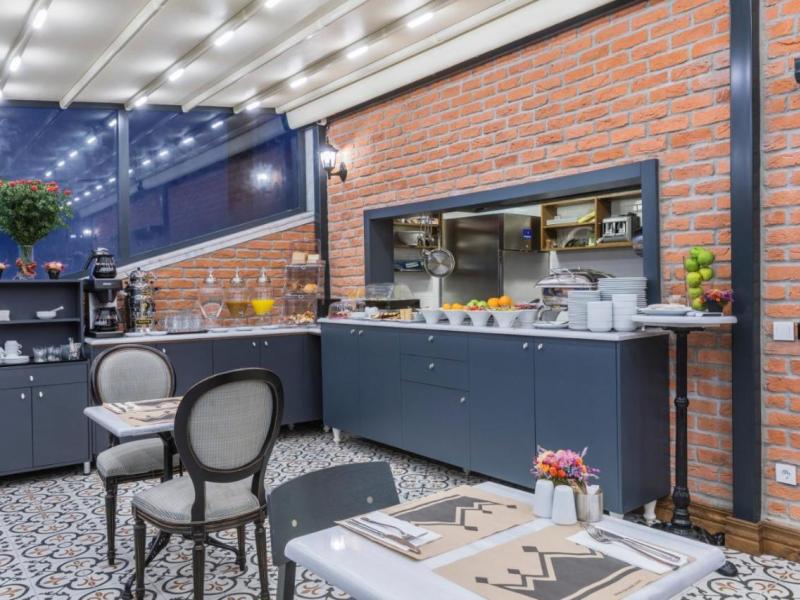 Meroddi La Porta Hotel