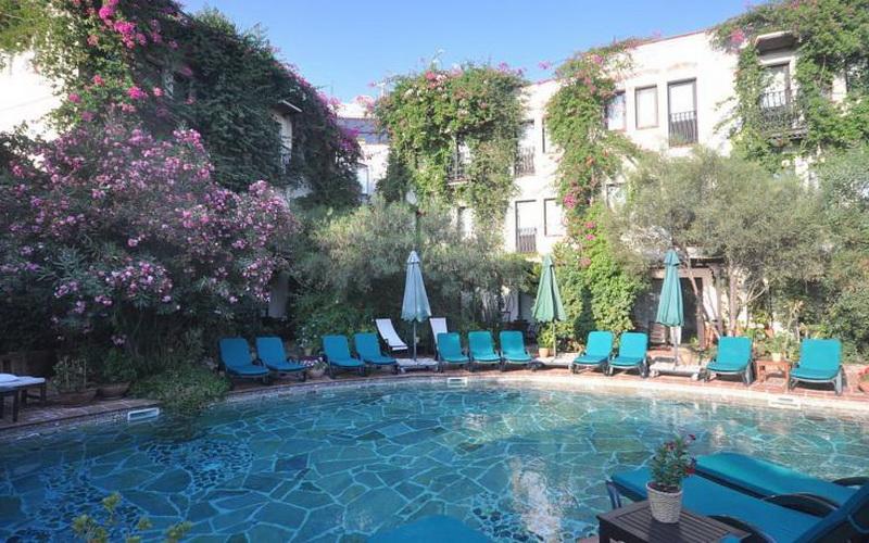 El Vino Hotel & Suites