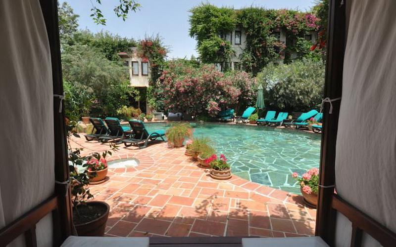 El Vino Hotel & Suites