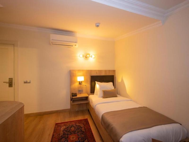 Porta Romanos Hotel