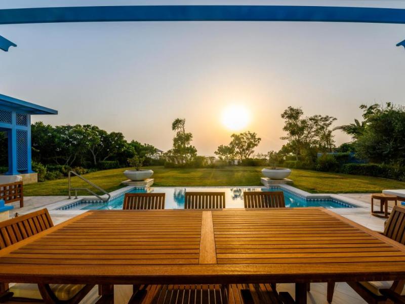 Hilton Salwa Beach Resort & Villas