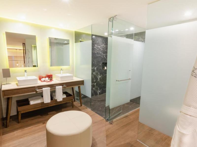The Fives Downtown Hotel & Residences, Curio Collection by Hilton