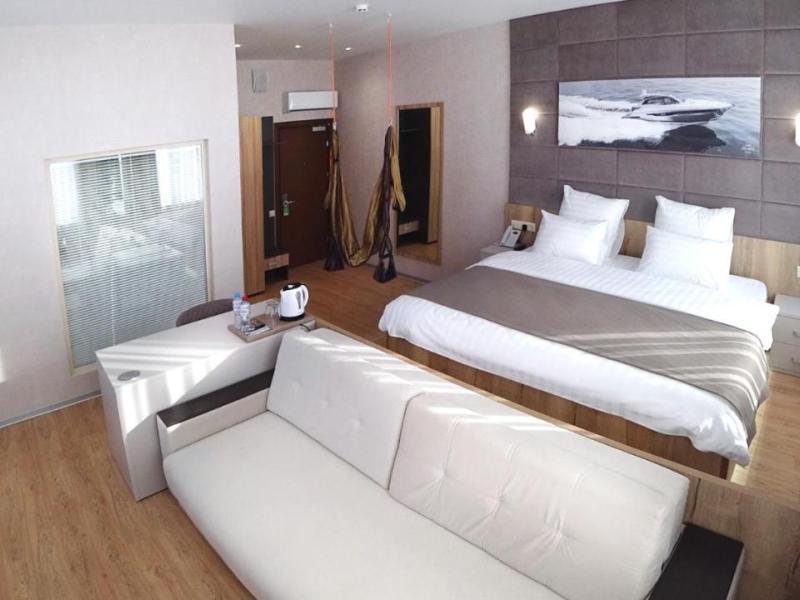 F911 Яхт Клуб Отель