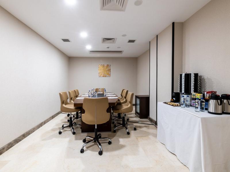 Aprilis Plus Hotel