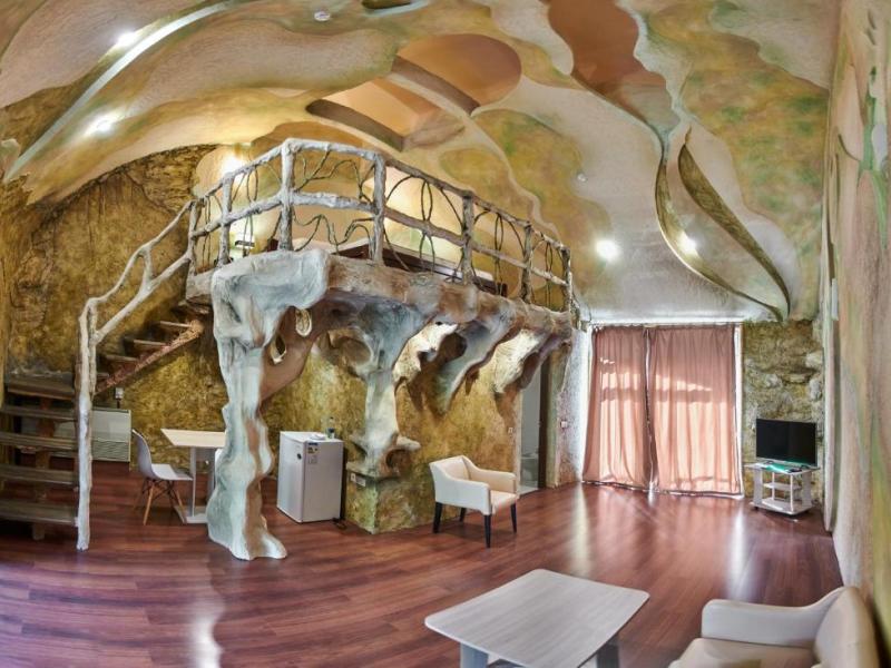 Грааль Ахцу (Монастырь)