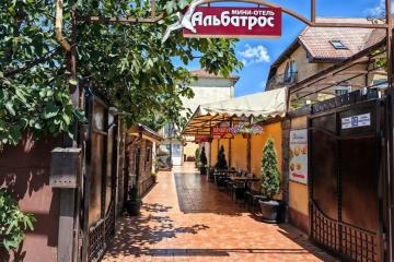 Отель Альбатрос (ул. Б. Хмельницкого) Россия, Адлер, фото 1