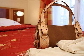 121 Paris Hotel 