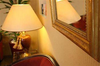 121 Paris Hotel 